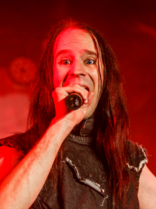 Ian - Gesang, Tin & Low Whistles, Drehleier
